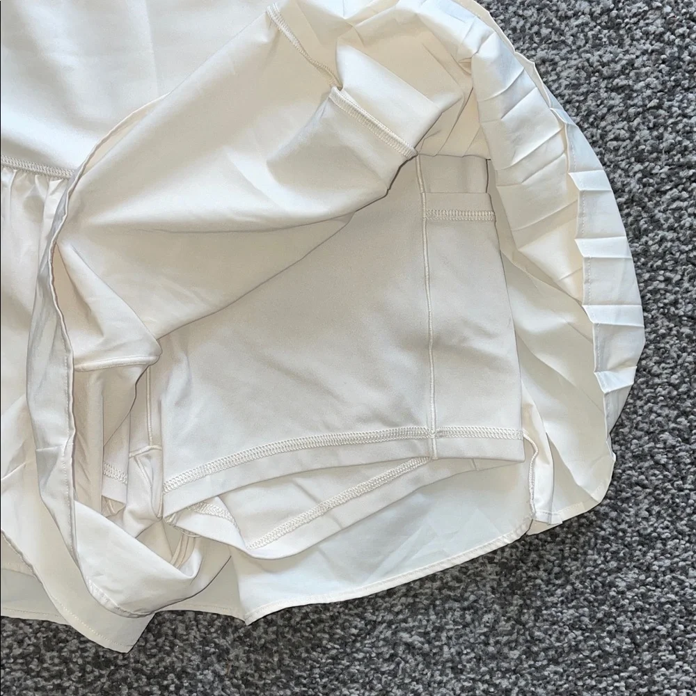 Offline by Aerie Flowy Pleated Athletic Shorts Cream Size Medium - Picture 6 of 12